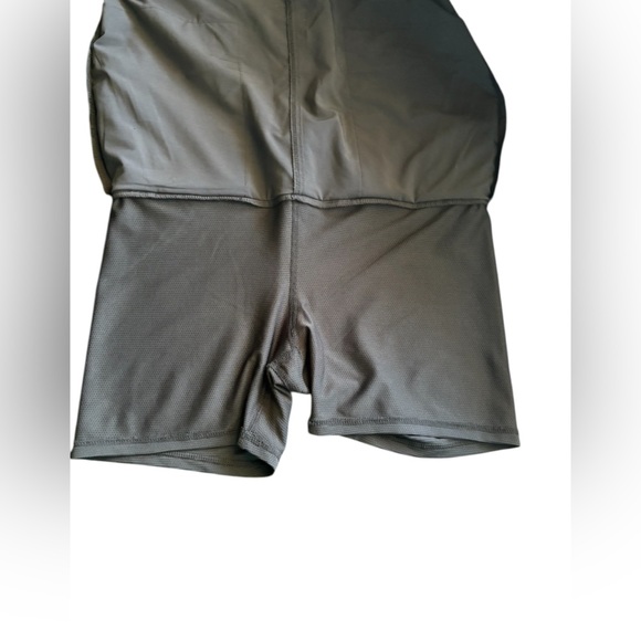 Athleta Chelsea Cargo Skort Mesh Inner Shorts
Skirt black Womens Size 2 preloved - Picture 6 of 8